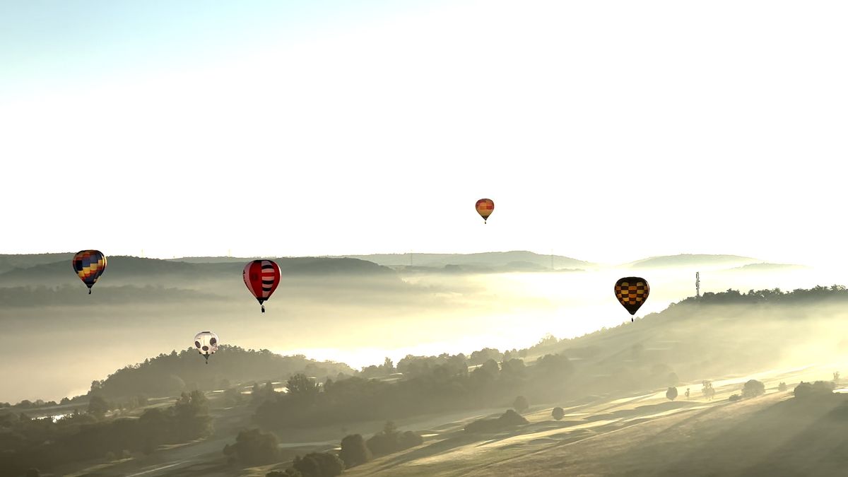 Nad údolím Berounky začal první ročník závodů ultralehkých balonů. Pohled na soutěžní oblohu jsme zachytili kamerou